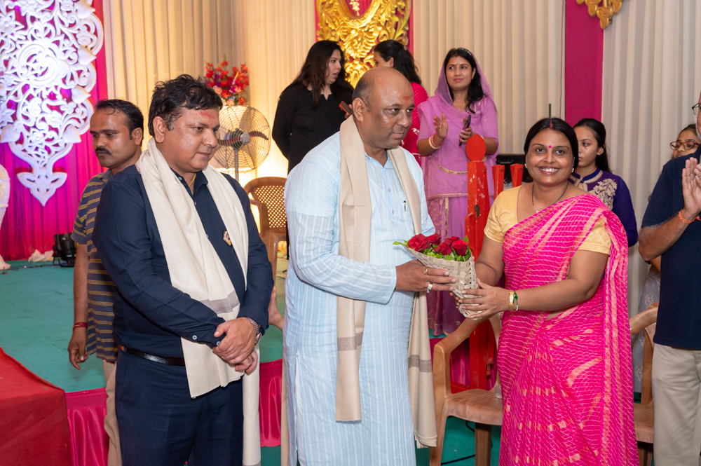 Surat City Ganesh Utsav Samiti & Jolly Residency honored Donate Life founder and president Shri Nilesh Mandlewala of as guest and performed aarti by him.